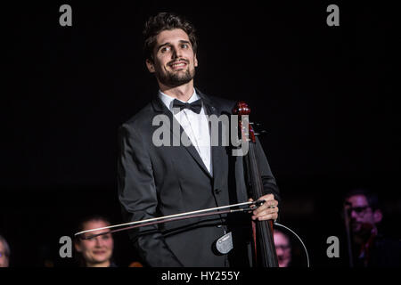 Milano, Italie. 30Th Mar, 2017. Duo 2 violoncelles violoncelle croate effectue live au Mediolanum Forum. Credit : Mairo Cinquetti/Alamy Live News Banque D'Images