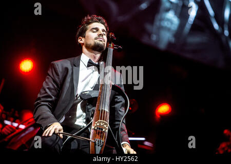 Milano, Italie. 30Th Mar, 2017. Duo 2 violoncelles violoncelle croate effectue live au Mediolanum Forum. Credit : Mairo Cinquetti/Alamy Live News Banque D'Images