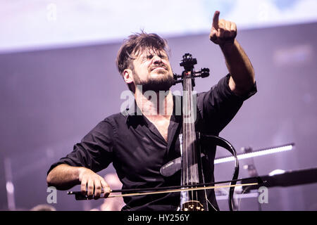 Milano, Italie. 30Th Mar, 2017. Duo 2 violoncelles violoncelle croate effectue live au Mediolanum Forum. Credit : Mairo Cinquetti/Alamy Live News Banque D'Images