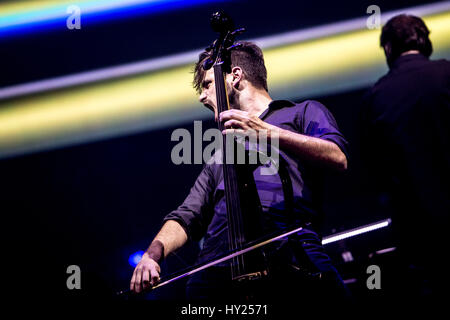 Milano, Italie. 30Th Mar, 2017. Duo 2 violoncelles violoncelle croate effectue live au Mediolanum Forum. Credit : Mairo Cinquetti/Alamy Live News Banque D'Images