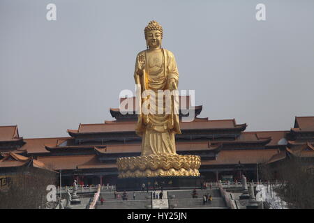 Urumqi, Urumqi, Chine. Mar 26, 2017. Urumqi, Chine-Mars 26 2017 : (usage éditorial uniquement. Chine).Les 40 mètres de haut Bouddha est situé à Urumqi, dans le nord-ouest de la Chine, la Région autonome du Xinjiang Uygur, Mars 26th, 2017. Crédit : SIPA Asie/ZUMA/Alamy Fil Live News Banque D'Images