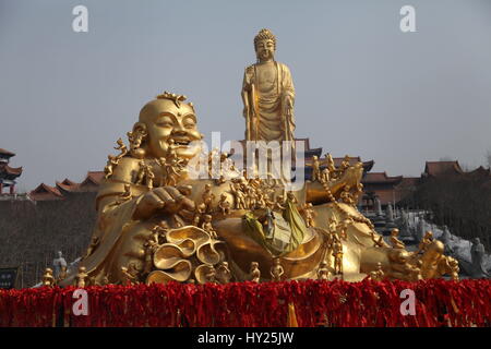 Urumqi, Urumqi, Chine. Mar 26, 2017. Urumqi, Chine-Mars 26 2017 : (usage éditorial uniquement. Chine).Les 40 mètres de haut Bouddha est situé à Urumqi, dans le nord-ouest de la Chine, la Région autonome du Xinjiang Uygur, Mars 26th, 2017. Crédit : SIPA Asie/ZUMA/Alamy Fil Live News Banque D'Images