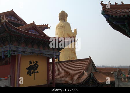 Urumqi, Urumqi, Chine. Mar 26, 2017. Urumqi, Chine-Mars 26 2017 : (usage éditorial uniquement. Chine).Les 40 mètres de haut Bouddha est situé à Urumqi, dans le nord-ouest de la Chine, la Région autonome du Xinjiang Uygur, Mars 26th, 2017. Crédit : SIPA Asie/ZUMA/Alamy Fil Live News Banque D'Images