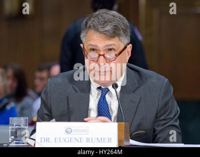 Washington, US. 30Th Mar, 2017. Le Dr Eugene Rumer, Directeur de la Russie et l'Eurasie, Carnegie Endowment for International Peace témoigne devant le United States Senate Select Committee on Intelligence afin de mener une audition publique intitulée "désinformation : une introduction en russe des mesures actives et d'influence des campagnes : dpa Crédit photo alliance/Alamy Live News Banque D'Images