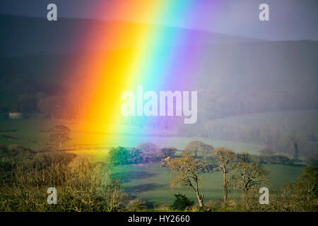 Arc-en-ciel sur spectaculaire Flintshire rural dans le Nord du Pays de Galles en pluie au cours de la compensation Clwydian Hills crée le phénomène météorologique Banque D'Images