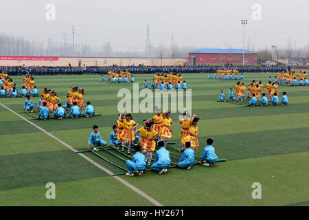 Shijiazhuan Shijiazhuan, Chine. 30Th Mar, 2017. Les élèves mettent sur le rendement à Shijiazhuang, Chine du nord, dans la province du Hebei, le 30 mars 2017. Le gouvernement local attache une grande importance à l'éducation artistique, ce qui rend les élèves à en apprendre davantage sur le patrimoine culturel immatériel et arts traditionnels. crédit : SIPA Asia/ZUMA/Alamy Fil Live News Banque D'Images