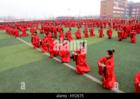 Shijiazhuan Shijiazhuan, Chine. 30Th Mar, 2017. Les élèves mettent sur le rendement à Shijiazhuang, Chine du nord, dans la province du Hebei, le 30 mars 2017. Le gouvernement local attache une grande importance à l'éducation artistique, ce qui rend les élèves à en apprendre davantage sur le patrimoine culturel immatériel et arts traditionnels. crédit : SIPA Asia/ZUMA/Alamy Fil Live News Banque D'Images