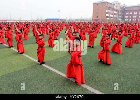 Shijiazhuan Shijiazhuan, Chine. 30Th Mar, 2017. Les élèves mettent sur le rendement à Shijiazhuang, Chine du nord, dans la province du Hebei, le 30 mars 2017. Le gouvernement local attache une grande importance à l'éducation artistique, ce qui rend les élèves à en apprendre davantage sur le patrimoine culturel immatériel et arts traditionnels. crédit : SIPA Asia/ZUMA/Alamy Fil Live News Banque D'Images