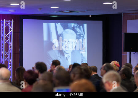 Paris, France, 30 mars 2017. Une photo de la fin de Boutros Boutros-Ghali est projetée sur un écran géant à l'occasion du lancement officiel de l'Observatoire Boutros-Ghali pour le maintien de la paix, à Paris, France. Crédit : Laurent Poinet/Alamy Live News Banque D'Images