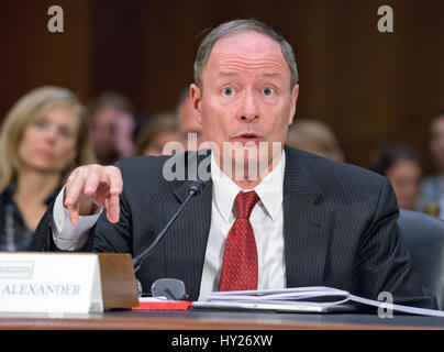 Washington, US. 30Th Mar, 2017. Général (retraité) Keith B. Alexander, ancien directeur de l'Agence de sécurité nationale (DIRNSA), ancien chef de la Central Security Service (CHCSS) et ancien commandant de la commande électronique aux États-Unis, et l'actuel chef de la direction et président, IronNet de cybersécurité, témoigne devant le comité spécial du Sénat sur le renseignement la conduite d'une audition publique intitulée "désinformation : une introduction en russe des mesures actives et d'influence des campagnes : dpa Crédit photo alliance/Alamy Live News Banque D'Images