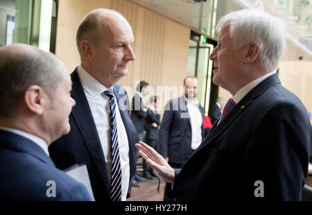 Berlin, Allemagne. Mar 31, 2017. Le premier ministre de l'État de Bavière, Horst Seehofer (CSU, R), le maire de Hambourg, Olaf Scholz (SPD, L) et le premier ministre de l'état de Brandebourg, Dietmar Woidke (SPD) en conversation avant une réunion du Conseil fédéral à Berlin, Allemagne, le 31 mars 2017. Le Conseil est réuni pour discuter des changements de lois de péage routier adoptée en 2015 et modifiée dans le 24.03.17. Photo : Kay Nietfeld/dpa/Alamy Live News Banque D'Images