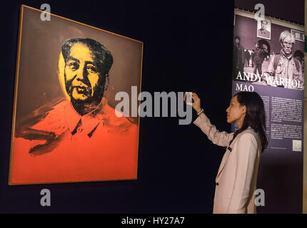 Hong Kong, Hong Kong SAR, Chine. Mar 31, 2017. Faits saillants de la ventes de printemps : Andy Warhols' 'Mao' 1973 impressions d'écran. Le modèle de la photographie en Mao, 'petit livre rouge', la peinture est de montrer lors de présentations de vente à Hong Kong, Hong Kong SAR, Chine, le 31 mars 2017. Sotheby's Hong Kong Aperçu vente de printemps s'ouvre au Hong Kong Convention and Exhibition Centre. Credit : Jayne Russell/ZUMA/Alamy Fil Live News Banque D'Images