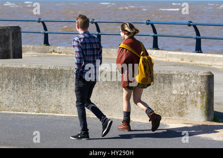 Southport, Merseyside, Royaume-Uni. Météo britannique. 31 mars, 2017. Soleil du printemps lumineux à marée haute mais un peu de vent sur la côte. Une marée haute de cette ampleur est considérée comme un événement rare dans le complexe comme de l'eau du rivage peut être à un mile de distance. C'est un peu profond, large, plat, plage de sable, avec une très grande amplitude des marées. /AlamyLiveNews MediaWorldImages crédit ; Banque D'Images