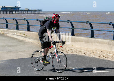 Southport, Merseyside, Royaume-Uni. Météo britannique. 31 mars, 2017. Soleil du printemps lumineux à marée haute mais un peu de vent sur la côte. Une marée haute de cette ampleur est considérée comme un événement rare dans le complexe comme de l'eau du rivage peut être à un mile de distance. C'est un peu profond, large, plat, plage de sable, avec une très grande amplitude des marées. /AlamyLiveNews MediaWorldImages crédit ; Banque D'Images