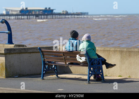 Southport, Merseyside, Royaume-Uni. Météo britannique. 31 mars, 2017. Soleil du printemps lumineux à marée haute mais un peu de vent sur la côte. Une marée haute de cette ampleur est considérée comme un événement rare dans le complexe comme de l'eau du rivage peut être à un mile de distance. C'est un peu profond, large, plat, plage de sable, avec une très grande amplitude des marées. /AlamyLiveNews MediaWorldImages crédit ; Banque D'Images