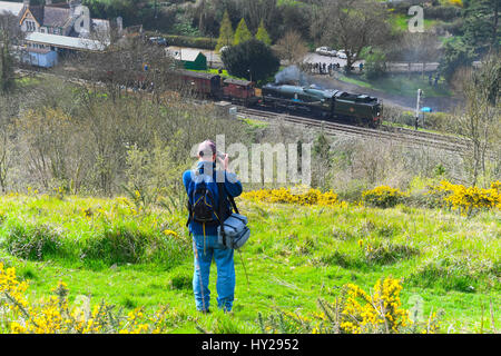 Château de Corfe, Dorset, UK. Mar 31, 2017. Le chemin de fer Swanage l'hôte d'un gala de la vapeur sur 3 jours avec Bulleid locomotives pour célébrer le 50e anniversaire de l'opération finale de la vapeur transporté sur de British Railways Région du Sud. Sur la photo est la locomotive 34052 Lord Dowding dans station de Corfe Castle photographié par une machine à vapeur de l'Est les amateurs de Hill. Crédit photo : Graham Hunt/Alamy Live News Banque D'Images