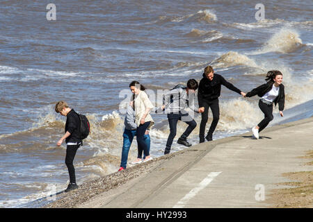 Southport, Merseyside. Le 31 mars 2017. Météo britannique. Après-midi fabuleuse du soleil et des températures printanières chaudes rassembler les gens sur la plage dans la station balnéaire de Southport Merseyside. Credit : Cernan Elias/Alamy Live News Banque D'Images