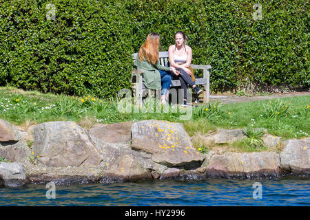 Southport, Merseyside. Le 31 mars 2017. Météo britannique. Après-midi fabuleuse du soleil et des températures printanières chaudes rassembler les gens sur la plage dans la station balnéaire de Southport Merseyside. Credit : Cernan Elias/Alamy Live News Banque D'Images