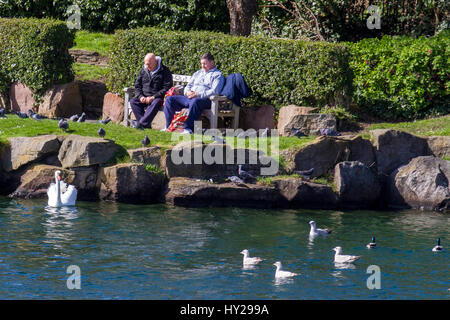 Southport, Merseyside. Le 31 mars 2017. Météo britannique. Après-midi fabuleuse du soleil et des températures printanières chaudes rassembler les gens sur la plage dans la station balnéaire de Southport Merseyside. Credit : Cernan Elias/Alamy Live News Banque D'Images