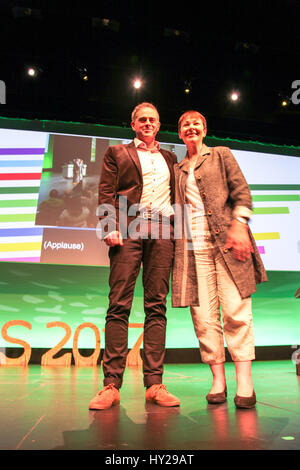 Le parti vert d'Angleterre et du Pays de Galles co-leaders jonathan bartley et Caroline Lucas mp ensemble sur la plate-forme au cours de la conférence 2017 du parti Banque D'Images