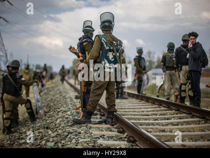 31 mars 2017 - Srinagar, Jammu-et-Cachemire, l'Inde - forces du gouvernement indien se tournent vers les manifestants musulmans du Cachemire leur lançant des pierres lors d'une protestation contre l'Inde civils récente par le gouvernement indien, le 31 mars 2017 à Srinagar, la capitale d'été du Cachemire indien, l'Inde. Des affrontements ont éclaté dans plusieurs parties de la vallée du Cachemire après la prière du vendredi que les musulmans du Cachemire assemblé hors mosquées scandant pro-Cachemire indien et anti liberté slogans. Les forces indiennes ont utilisé des gaz lacrymogènes âcre des coquillages, des bois et des balles en caoutchouc pour disperser les protes musulmans du Cachemire Banque D'Images