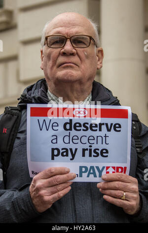 Londres, Royaume-Uni. Mar 31, 2017. Dans une protestation au bâtiment du Trésor le PCS union européenne a demandé au gouvernement d'abandonner la poursuite de 1  % du salaire pour les travailleurs du secteur public et au lieu de négocier une augmentation juste au-dessus du taux d'inflation. Crédit : David Rowe/Alamy Live News Banque D'Images