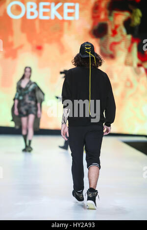 ZAGREB, CROATIE - Mars 30, 2017 : Mannequin portant des vêtements pour le printemps - été, conçu par Obekei sur le mode bipa.hr fashion show à Zagreb Banque D'Images