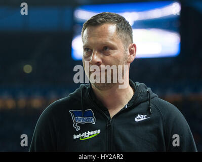 Berlin, Allemagne. Mar 31, 2017. Entraîneur Hertha Pal Dardai arrive sur le terrain avant le coup d'une Bundesliga match de foot entre Hertha BSC vs 1899 Hoffenheim dans le Olymipa Stadium de Berlin, Allemagne, 31 mars 2017. (CONDITIONS D'EMBARGO - ATTENTION : En raison de l'accréditation, le LDF guidlines n'autorise la publication et l'utilisation de jusqu'à 15 photos par correspondance sur internet et dans les médias en ligne pendant le match.) Photo : Soeren Stache/dpa/Alamy Live News Banque D'Images