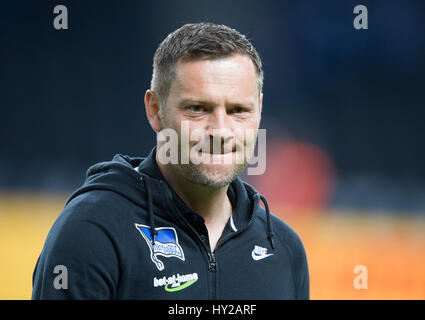 Berlin, Allemagne. Mar 31, 2017. Entraîneur Hertha Pal Dardai arrive sur le terrain avant le coup d'une Bundesliga match de foot entre Hertha BSC vs 1899 Hoffenheim dans le Olymipa Stadium de Berlin, Allemagne, 31 mars 2017. (CONDITIONS D'EMBARGO - ATTENTION : En raison de l'accréditation, le LDF guidlines n'autorise la publication et l'utilisation de jusqu'à 15 photos par correspondance sur internet et dans les médias en ligne pendant le match.) Photo : Soeren Stache/dpa/Alamy Live News Banque D'Images
