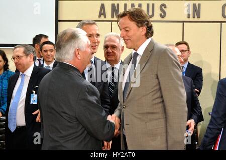 Bruxelles, Belgique. Mar 31, 2017. La secrétaire d'État des États-Unis, Rex Tillerson accueille le ministre des Affaires étrangères Néerlandais Bert Koenders, droit, avant la réunion ministérielle des affaires étrangères de l'OTAN le 31 mars 2017 à Bruxelles, Belgique. Tillerson rassuré leurs alliés européens sur l'engagement des États-Unis à l'OTAN, mais demande plus de dépenses de défense a été réprimandé. Credit : Planetpix/Alamy Live News Banque D'Images