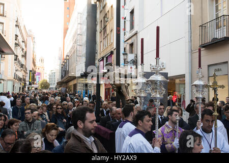 Madrid, Espagne. Mar 31, 2017. Via Crucis du antisimo "Cristo de la Fe' christ à la rue Preciados entouré par des centaines de personnes. Credit : Valentin/Sama-Rojo Alamy Live News Banque D'Images