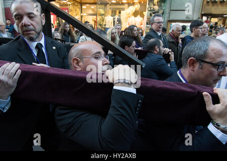 Madrid, Espagne. Mar 31, 2017. Les membres masculins de la "Hermandad de los gitanos" (confrérie des tsiganes, en espagnol) Levage de la sculpture d'antisimo "Cristo de la Fe' christ à Madrid. Credit : Valentin/Sama-Rojo Alamy Live News Banque D'Images