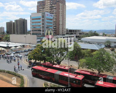 Puerto Ordaz (Venezuela). Le 31 mars 2017. Les ouvriers et les employés de la société d'État responsable de l'approvisionnement en eau potable (Hidrobolivar) dans le sud de l'État de Bolivar, de même que les travailleurs de la société d'État responsable de l'exploitation de services de transport public (Transbolivar), a décidé de protester dans l'avenue de Guayana Puerto Ordaz, exigeant une augmentation de salaire. Cette protestation a provoqué la congestion automobile tout au long de l'Alta Vista de la ville. Les prix élevés des denrées alimentaires au Venezuela ont aggravé les salaires des travailleurs. Jorgeprz/Alamy Live News Banque D'Images