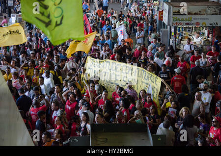 Brasilia, Brésil. 31 mars, 2017. Les manifestants se sont réunis pour la Journée nationale de mobilisation contre la sous-traitance et la réforme des retraites, le vendredi (31), suivie en mars pour la route plan du pilote avec des banderoles et des pancartes et disutebuted des tracts appelant à une grève générale le 28/04 à ilia, DF. (Photo : Demétrius/Fotoarena Abrahão ius) Crédit : Foto Arena LTDA/Alamy Live News Banque D'Images