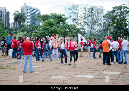 Brasilia, Brésil. 31 mars, 2017. Un peu plus de 200 manifestants se sont réunis à l'extérieur de la Coupe le vendredi (31) pour la Journée nationale de mobilisation contre la réforme des retraites, l'externalisation et l'appel à la grève générale pour la journée 28/04 à Brasilia, DF. (Photo : Demétrius/Fotoarena Abrahão) Crédit : Foto Arena LTDA/Alamy Live News Banque D'Images