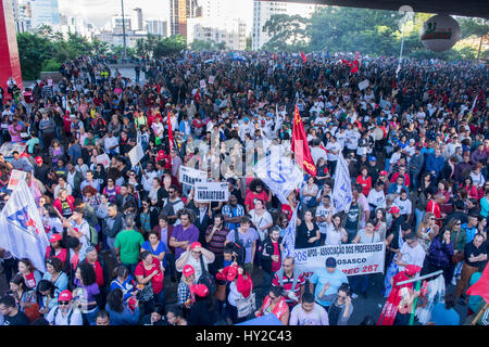 Sao Paulo, Brésil . Mar 31, 2017. Manifestation contre la réforme des retraites, s'est réuni le vendredi, le 31 mai, enseignants, étudiants, syndicats et mouvements sociaux. La loi a commencé en ce Paulo Avenue et suivie d'une marche à la place de la République. (Photo : Joo Rodrigues/Fotoarena) Crédit : Foto Arena LTDA/Alamy Live News Banque D'Images