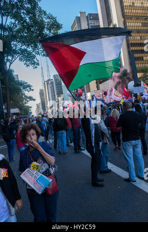 Sao Paulo, Brésil . Mar 31, 2017. Manifestation contre la réforme des retraites, s'est réuni le vendredi, le 31 mai, enseignants, étudiants, syndicats et mouvements sociaux. La loi a commencé en ce Paulo Avenue et suivie d'une marche à la place de la République. (Photo : Joo Rodrigues/Fotoarena) Crédit : Foto Arena LTDA/Alamy Live News Banque D'Images