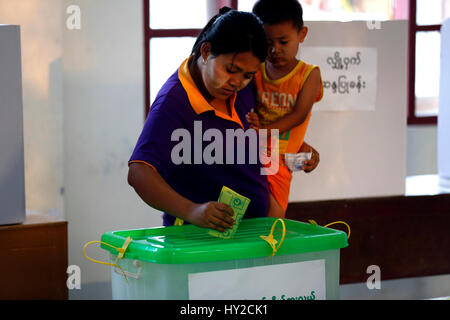 Yangon. 1er avril 2017. Une femme jette les bulletins au moment d'un parlement élection partielle dans la circonscription de Yangon le 1 avril 2017. Myanmar le samedi a tenu le parlement pluraliste d'une élection partielle. Credit : U Aung/Xinhua/Alamy Live News Banque D'Images