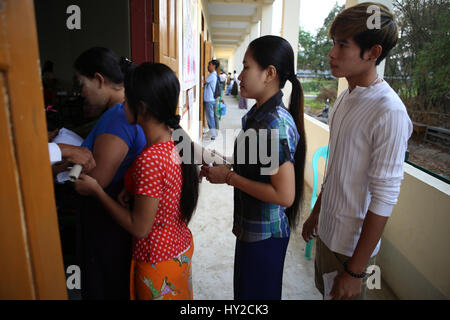 Yangon. 1er avril 2017. Les gens attendent pour jeter les bulletins au moment d'un parlement élection partielle dans la circonscription de Yangon le 1 avril 2017. Myanmar le samedi a tenu le parlement pluraliste d'une élection partielle. Credit : U Aung/Xinhua/Alamy Live News Banque D'Images