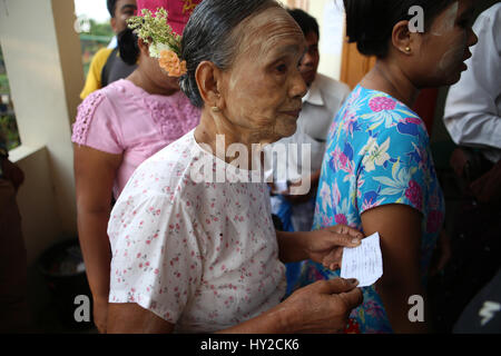 Yangon. 1er avril 2017. Les gens attendent pour jeter les bulletins au moment d'un parlement élection partielle dans la circonscription de Yangon le 1 avril 2017. Myanmar le samedi a tenu le parlement pluraliste d'une élection partielle. Credit : U Aung/Xinhua/Alamy Live News Banque D'Images