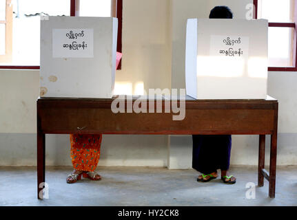 Yangon. 1er avril 2017. Les gens de remplir des bulletins au cours d'une législature d'une élection partielle dans la circonscription de Yangon le 1 avril 2017. Myanmar le samedi a tenu le parlement pluraliste d'une élection partielle. Credit : U Aung/Xinhua/Alamy Live News Banque D'Images