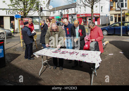 Canton, Cardiff, Pays de Galles, Royaume-Uni. 1er avril 2017. Leader adjoint du Parti travailliste : Tom Watson, prête son appui à l'équipe du parti local, Stephen Cunnah, Susan Elsmore et Ramesh Patel, dans les rues de Canton, Cardiff, pour leurs prochaines élections locales. Andrew Lewis/Alamy Live News Banque D'Images