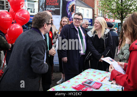 Canton, Cardiff, Pays de Galles, Royaume-Uni. 1er avril 2017. Leader adjoint du Parti travailliste : Tom Watson, prête son appui à l'équipe du parti local, Stephen Cunnah, Susan Elsmore et Ramesh Patel, dans les rues de Canton, Cardiff, pour leurs prochaines élections locales. Andrew Lewis/Alamy Live News Banque D'Images