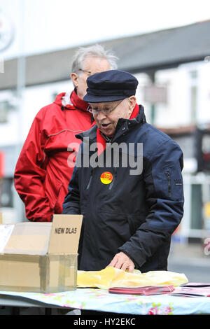 Canton, Cardiff, Pays de Galles, Royaume-Uni. 1er avril 2017. Leader adjoint du Parti travailliste : Tom Watson, prête son appui à l'équipe du parti local, Stephen Cunnah, Susan Elsmore et Ramesh Patel, dans les rues de Canton, Cardiff, pour leurs prochaines élections locales. Andrew Lewis/Alamy Live News Banque D'Images