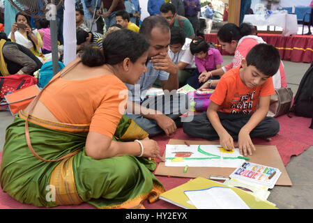 DHAKA, BANGLADESH - 01 avril 2017 : enfant autiste bangladais peint comme il assiste à un camp d'art le jour de la Journée mondiale de sensibilisation à l'autisme à Dhaka, au Bangladesh. Banque D'Images