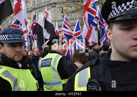 Londres, Royaume-Uni. 1er avril 2017. Des groupes d'extrême droite l'EDL et la Grande-Bretagne d'abord démontrer, anti fascistes contre une étape de démonstration. Crédit : Matthieu Chattle/Alamy Live News Banque D'Images