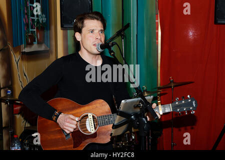 Paris, France. 31 mars, 2017. Richard Fredon chante lors de soirée d'ouverture du Salon du Trône au profit de l'Association Petits Princes, qui célèbre son 30e anniversaire cette année. Credit : Bernard Menigault/Alamy Live News Banque D'Images