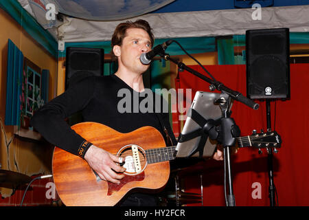 Paris, France. 31 mars, 2017. Richard Fredon chante lors de soirée d'ouverture du Salon du Trône au profit de l'Association Petits Princes, qui célèbre son 30e anniversaire cette année. Credit : Bernard Menigault/Alamy Live News Banque D'Images