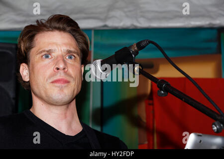 Paris, France. 31 mars, 2017. Richard Fredon chante lors de soirée d'ouverture du Salon du Trône au profit de l'Association Petits Princes, qui célèbre son 30e anniversaire cette année. Credit : Bernard Menigault/Alamy Live News Banque D'Images