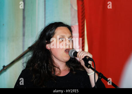 Paris, France. 31 mars, 2017. Lena chante lors de soirée d'ouverture du Salon du Trône au profit de l'Association Petits Princes, qui célèbre son 30e anniversaire cette année. Credit : Bernard Menigault/Alamy Live News Banque D'Images